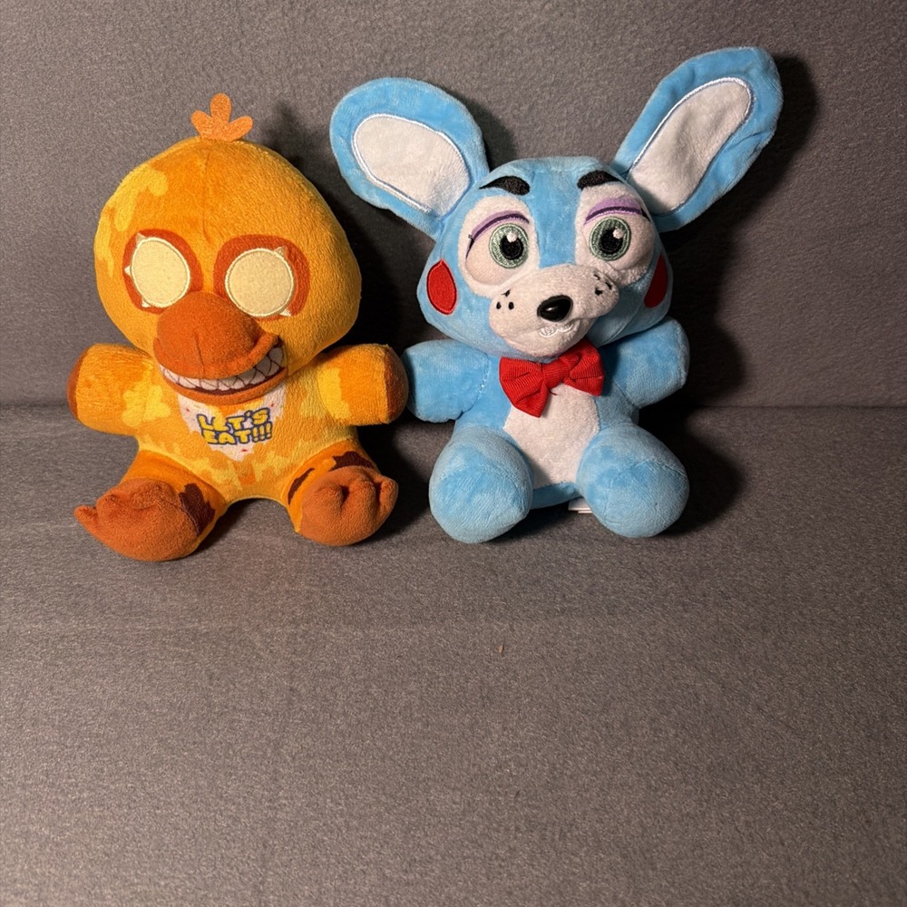 Funko Five Nights at Freddy's Chica(2021) & Bonnie Plush (2016).